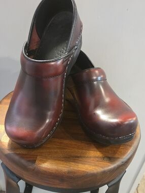Dansko Distressed MAROON